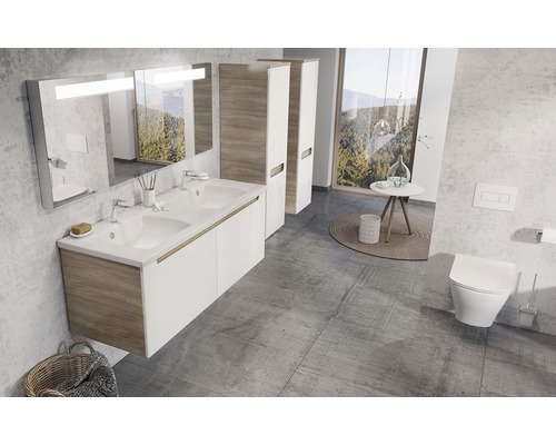 Světlá koupelna s dvojitým umyvadlem, zrcadlem, vysokými skříněmi a toaletou.