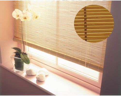 Bambusová roleta v okně s orchidejí na okenním parapetu