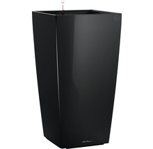 Vysoký, černý květináč s ukazatelem hladiny vody.