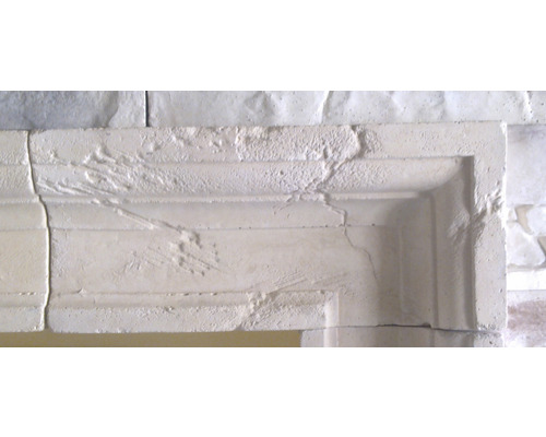 Detailní záběr bílého dekorativního profilu z kamene pro interiér.