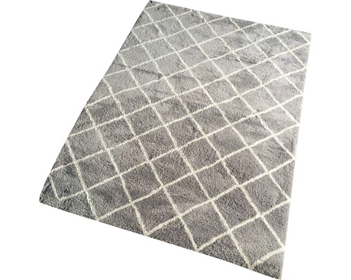 Šedý koberec s kosočtvercovým vzorem