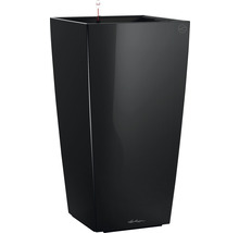 Černý květináč se zavlažovacím systémem