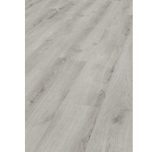 Světlá laminátová podlaha s dřevěnou strukturou.