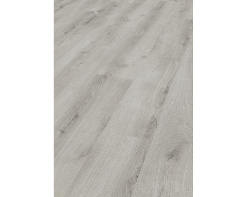 Světlá laminátová podlaha s dřevěnou strukturou.