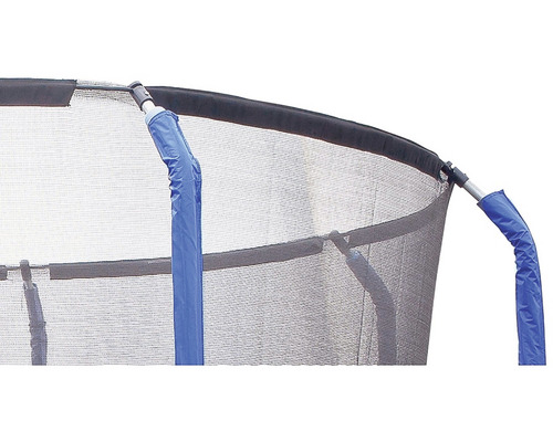 Detailní záběr trampolíny se sítí a polstrovanými tyčemi