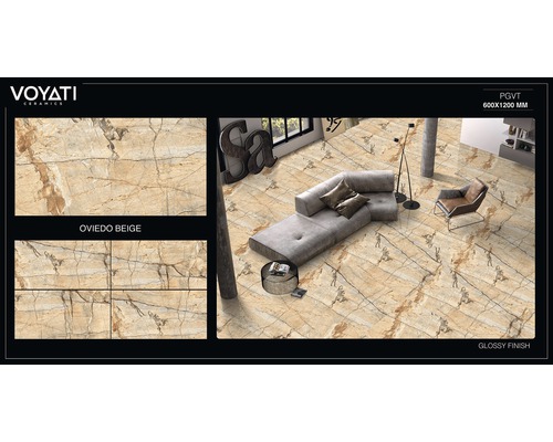 Béžové podlahové dlaždice s mramorovým vzhledem v obývacím pokoji s pohovkou a křeslem