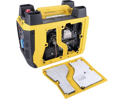 Žlutý generátor s odstraněným krytem.