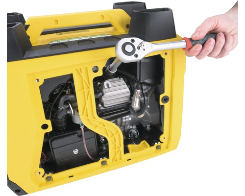 Otevřený kryt zařízení generátoru elektrické energie s rukou držící klíč