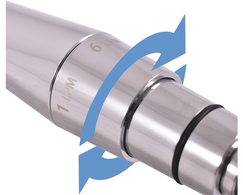 Detailní záběr chromovaného zařízení s indikací průtoku a směrovou šipkou.