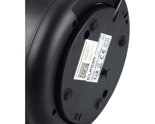 Detailní pohled na spodní stranu topného ventilátoru s nožičkami a technickými informacemi.