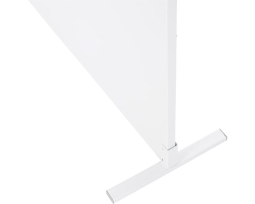 Detailní pohled na bílou dělící stěnu s T patkou