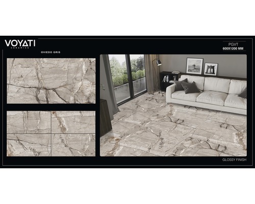 Pohled na obývací pokoj s šedou podlahovou dlažbou se vzhledem mramoru