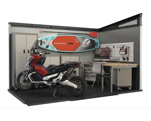 Organizovaný úložný prostor s motocyklem, paddleboardem a ponkem