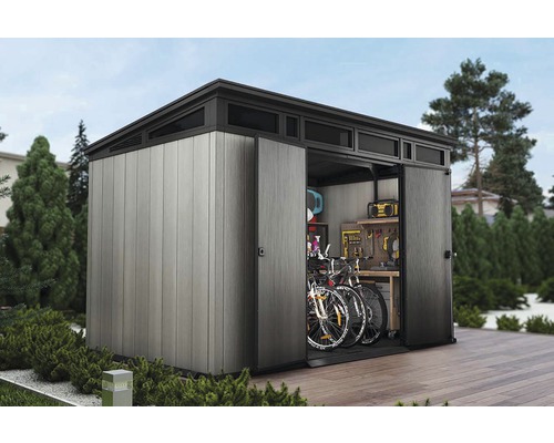 Zahradní kůlna s koly a nářadím