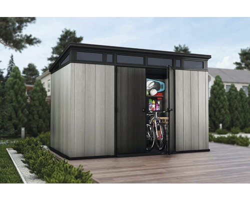 Prostorná kůlna na nářadí s otevřenými posuvnými dveřmi a zahradním nářadím