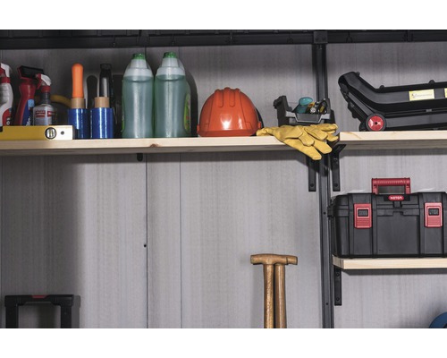 Police s nářadím, čisticími prostředky a pracovními pomůckami pro kutily.