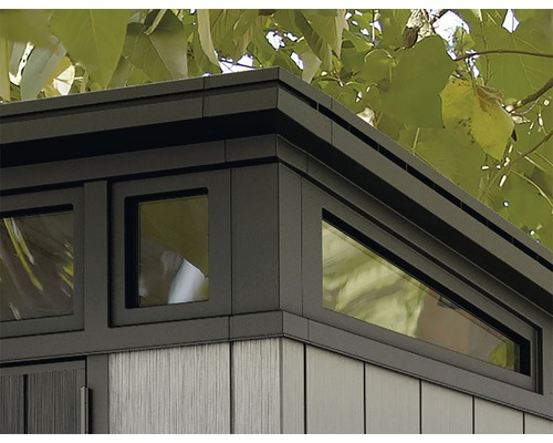 Detail zahradního domku s okny a zakončením střechy