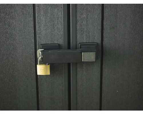 Zámek na dveřích zahradní skříně