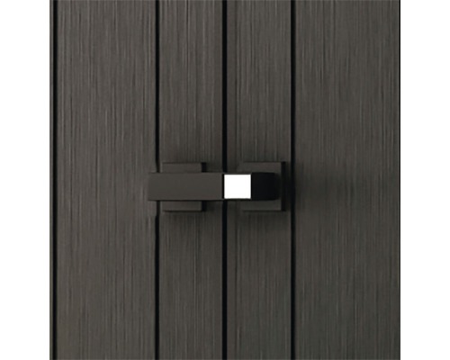 Detailní záběr úchytky koupelnového nábytku na šedém dřevěném povrchu