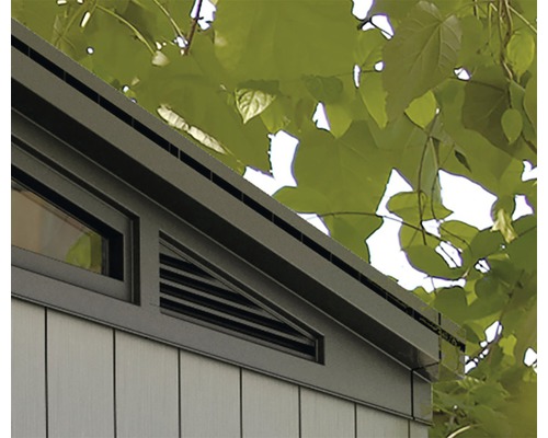 Detailní pohled na zahradní domek s oknem a ventilačním systémem