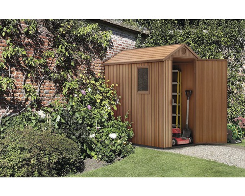 Zahradní scéna s dřevěným domkem na nářadí a zahradním nářadím