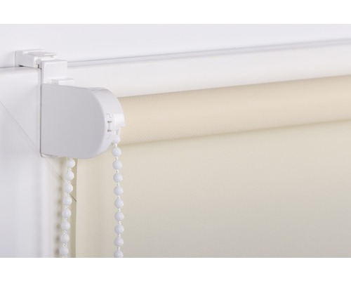 Roleta s řetízkovým pohonem u okna