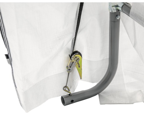 Detailní pohled na tkanou fólii s ráčnovým tahem a konstrukcí z kovových trubek