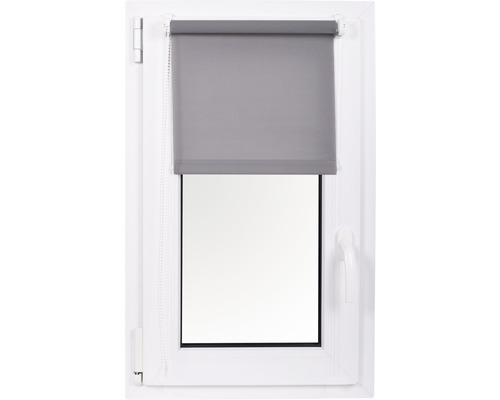 Šedá roleta na okně