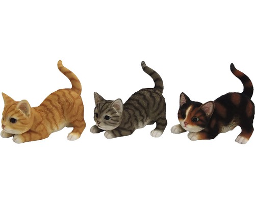 Tři kočičí figurky v hrací pozici jako zahradní dekorace