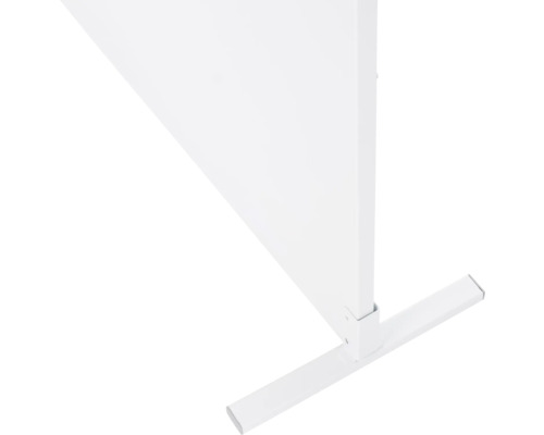 Detail bílé dělící stěny s nohou