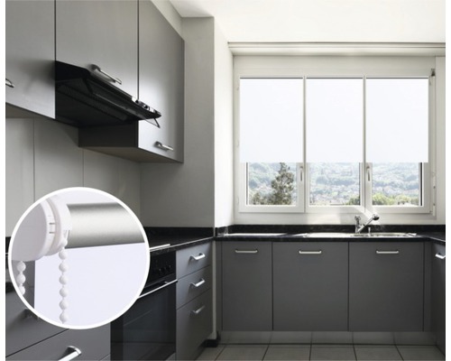 Moderní kuchyně se šedými skříňkami a bílými roletami v oknech