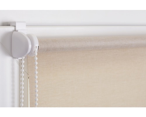 Béžové rolety s řetízkovým ovládáním pro dekoraci oken