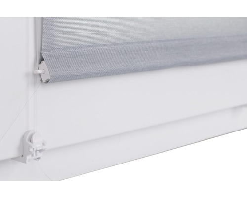 Detail šedé dvojité rolety na okně