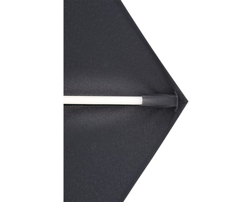 Detailní pohled na černý slunečník s tyčí