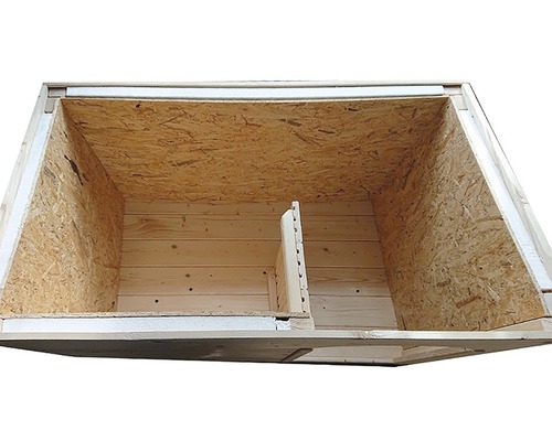 Vnitřní pohled na dřevěný dům s přepážkou