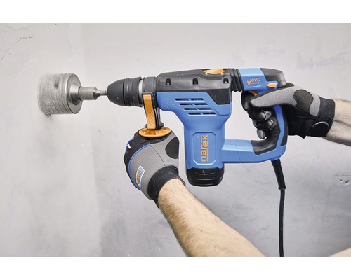 Vrtací stroj vrtá otvor do zdi.