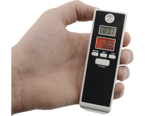 Alkohol tester v ruce
