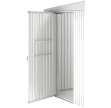 Otevřené dveře kovové zahradní kůlny