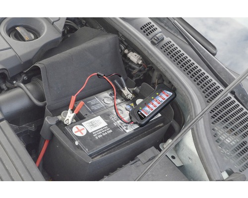 Autobaterie s testerem baterie v motorovém prostoru