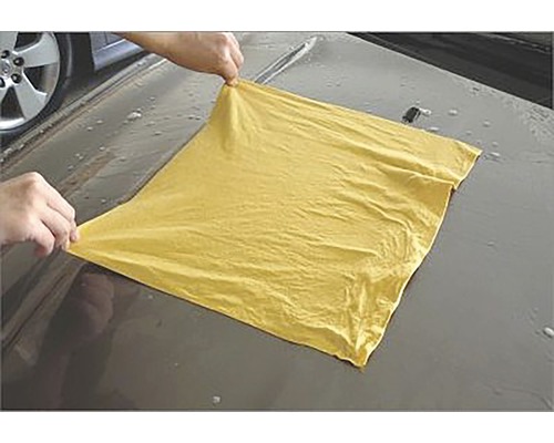 Žlutá sušicí utěrka pro péči o auto se používá na auto.