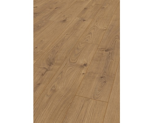 Položená laminátová podlaha s vzhledem dřeva