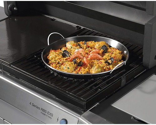 Paella v paella pánvi na plynovém grilu