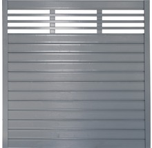 Dřevěný plot s vodorovnými lamelami a ochranou soukromí