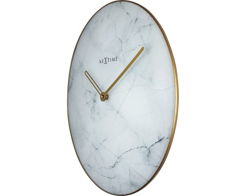 Nástěnné hodiny se vzhledem mramoru a zlatými ručičkami
