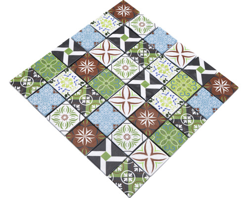 Dekorativní dlaždice s různými vzory, sestavené do čtverce