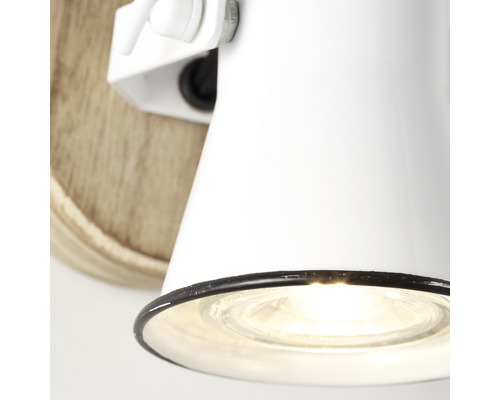 Bílé nástěnné svítidlo s dřevěným prvkem