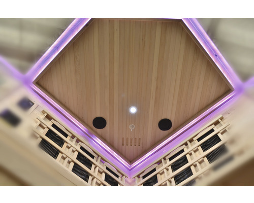 Vnitřní pohled na saunu s dřevěným obložením a osvětlením