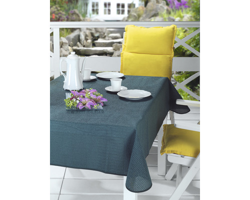 Ubrus na stůl zahradní PVC tmavě zelený 160 x 220 cm Scéna s prostřeným stolem venku s ubrusem, nádobím, květinami a polštáři