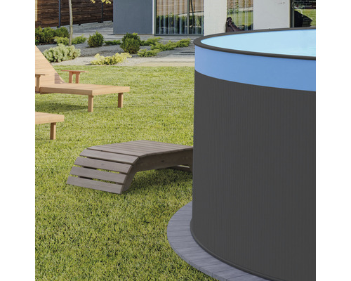 Zahradní scéna s bazénem a dřevěnými lehátky na trávníku