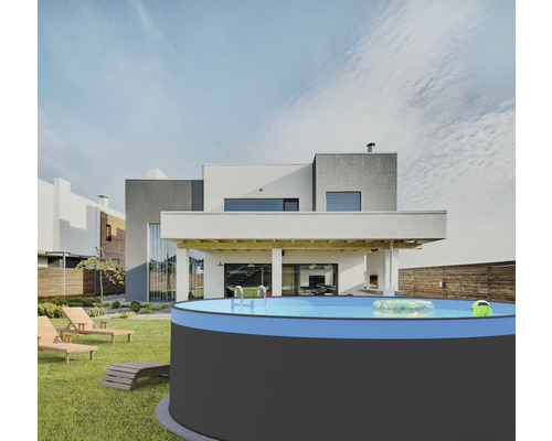 Nadzemní bazén v zahradě s lehátky a obytným domem